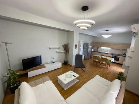 Communal lounge/ TV room, TV and multimedia, Kitchen or kitchenette, Living room, Seating area, Dining area, Evening entertainment