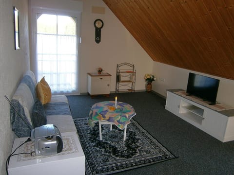 Communal lounge/ TV room, Communal lounge/ TV room, TV and multimedia, Living room, Seating area, Evening entertainment