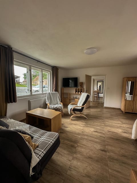 TV and multimedia, Living room, Photo of the whole room, Seating area, Bedroom, wardrobe