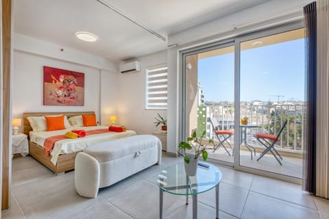 Bed, View (from property/room), Balcony/Terrace, Living room, Bedroom, City view