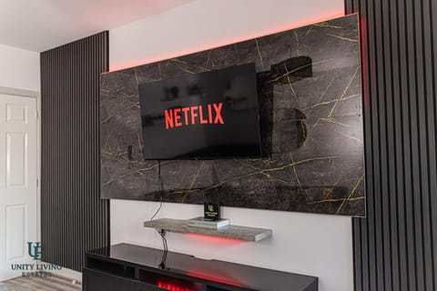 Communal lounge/ TV room, TV and multimedia, Evening entertainment, Text overlay