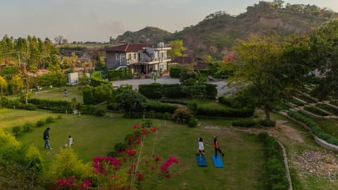 Property building, Day, Natural landscape, Garden view, group of guests