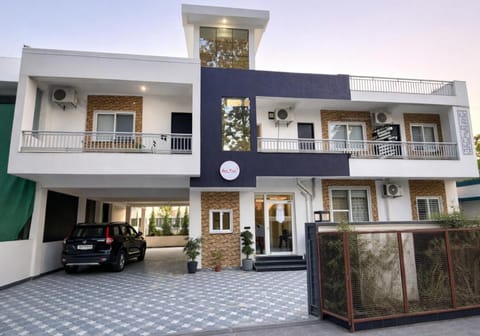 Property building, Bird's eye view, Parking