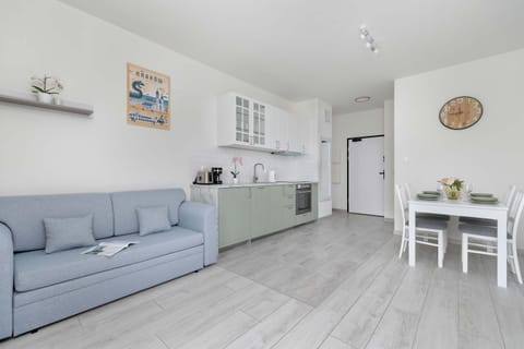 Coffee/tea facilities, Kitchen or kitchenette, Living room, Seating area, Dining area, stove