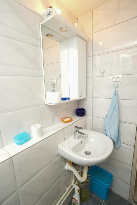 Shower, Toilet, Bathroom, towels