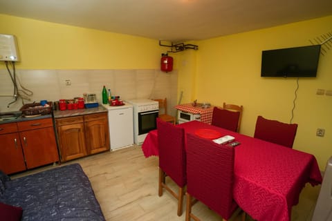 TV and multimedia, Kitchen or kitchenette, Living room, Seating area, Dining area, oven