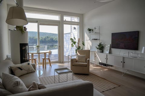 Communal lounge/ TV room, Natural landscape, TV and multimedia, Living room, Seating area, River view