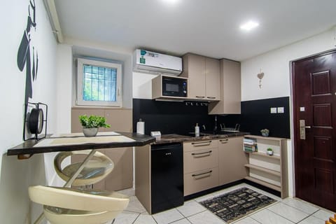Kitchen or kitchenette, Seating area, oven, stove, toaster