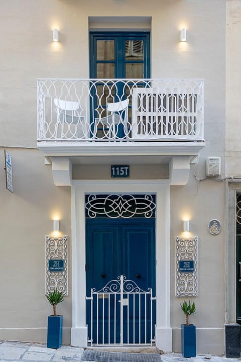 Property building, Facade/entrance, Balcony/Terrace