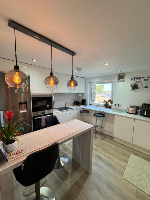 Kitchen or kitchenette, Dining area, Breakfast, microwave, oven, stove