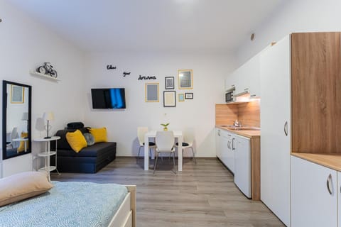 Bed, TV and multimedia, Living room, Photo of the whole room, Dining area, Bedroom