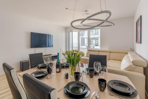 TV and multimedia, Living room, Seating area, Dining area