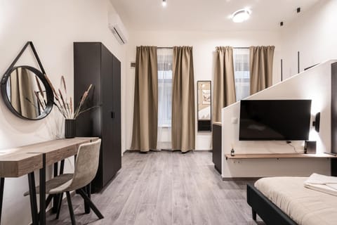 Bed, TV and multimedia, Living room, Photo of the whole room, Seating area, Evening entertainment, Bedroom, internet, wardrobe