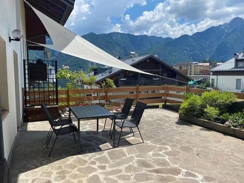 Property building, Spring, Day, Natural landscape, View (from property/room), Balcony/Terrace, Dining area, Mountain view