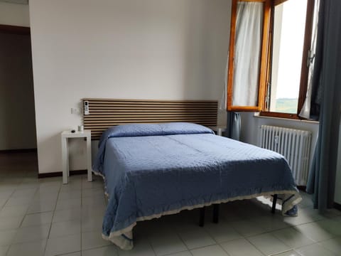 Bed, Photo of the whole room, Bedroom, internet