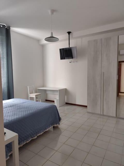 Bed, TV and multimedia, Photo of the whole room