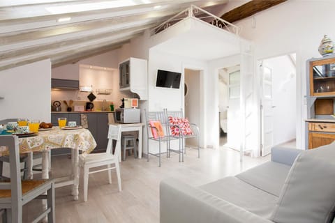 TV and multimedia, Kitchen or kitchenette, Living room, Dining area, Bedroom