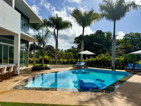 Property building, Patio, Garden, Balcony/Terrace, Garden view, Pool view, Swimming pool, Swimming pool, sunbed