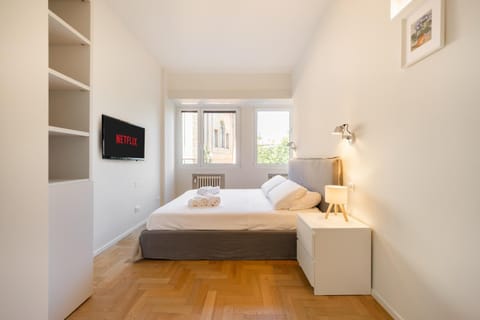 Bed, TV and multimedia, Photo of the whole room, Bedroom, towels