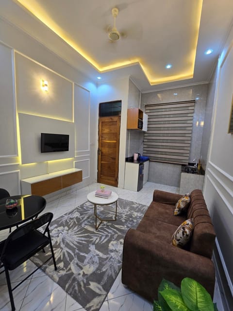 TV and multimedia, Kitchen or kitchenette, Living room, Seating area