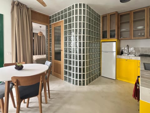 Kitchen or kitchenette, Dining area