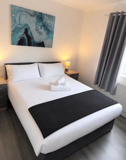 Bed, Bedroom, towels