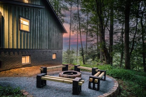 Family Lodge - Hot Tub-Theater-Game Room-Fire Pit House in Georgia