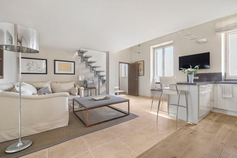 TV and multimedia, Kitchen or kitchenette, Living room, Seating area, Dining area