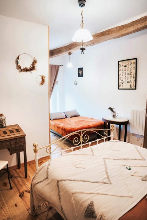 Bed, Photo of the whole room, Seating area, Bedroom