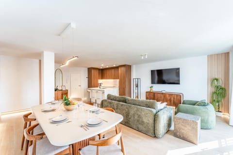 TV and multimedia, Kitchen or kitchenette, Living room, Seating area, Dining area, air conditioner