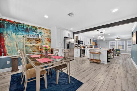 Smart Lighting, Master Suite & Game Room Fun Villa in Rosenberg