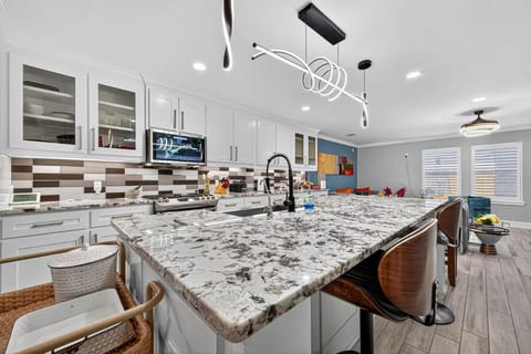 Smart Lighting, Master Suite & Game Room Fun Villa in Rosenberg