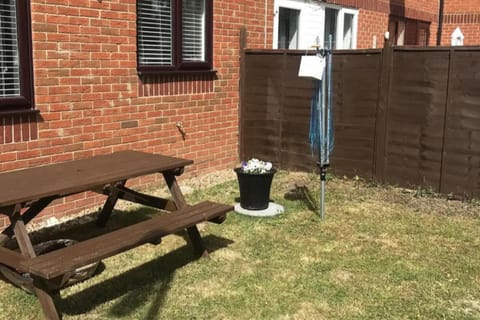 1 Bed-Sleeps 4-Garden-Free Parking House in Didcot