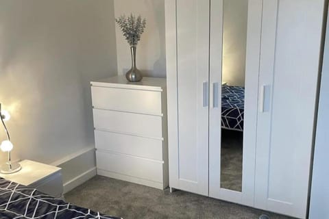 1 Bed-Sleeps 4-Garden-Free Parking House in Didcot