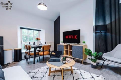 Communal lounge/ TV room, Bed, TV and multimedia, Living room, Decorative detail, Seating area, Dining area, Garden view, furniture, heating, internet, storage