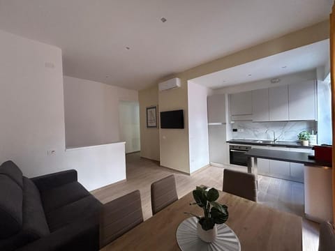 TV and multimedia, Kitchen or kitchenette, Living room, Dining area, oven, stove