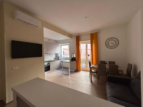 Kitchen or kitchenette, Living room, Dining area, oven