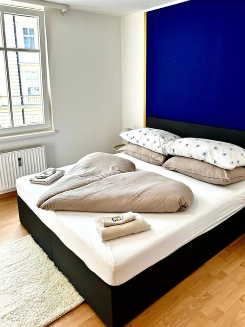 Bed, Photo of the whole room, Bedroom, towels