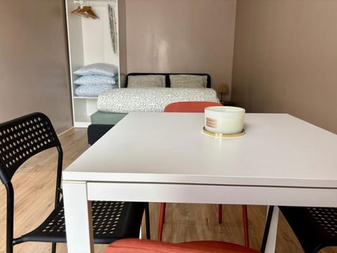 Charmant studio au calme, Stationnement gratuit Apartment in Saint-Denis, France