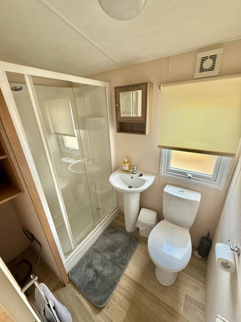 Deluxe Delta 4-Bedroom Caravan Located at Maryville Caravan Site Uddingston, Glasgow Apartment in Glasgow