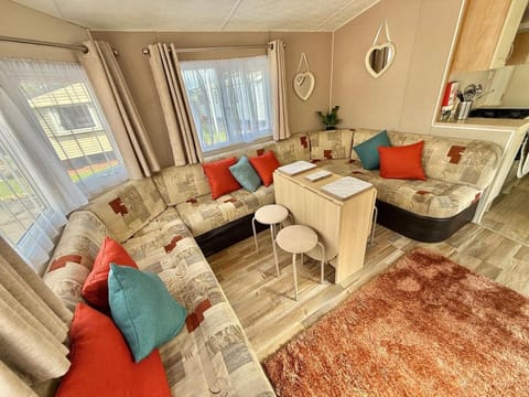 Deluxe Delta 4-Bedroom Caravan Located at Maryville Caravan Site Uddingston, Glasgow Apartment in Glasgow