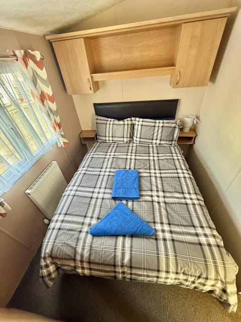 Deluxe Delta 4-Bedroom Caravan Located at Maryville Caravan Site Uddingston, Glasgow Apartment in Glasgow