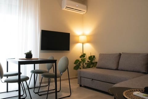 Communal lounge/ TV room, TV and multimedia, Living room, Seating area, Dining area, air conditioner