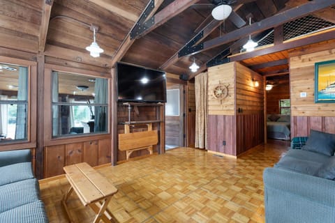 Panacea Boathaus Lodge - Perfect Location for your lake vacation House in Kimberling City