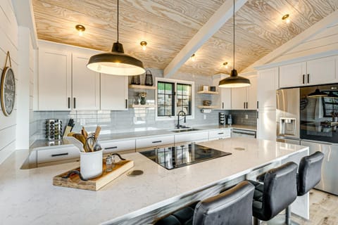 Canoes and Dock Waterfront Retreat on Lake Beulah! House in Wisconsin