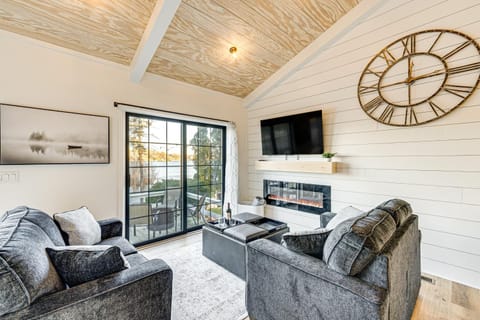 Canoes and Dock Waterfront Retreat on Lake Beulah! House in Wisconsin