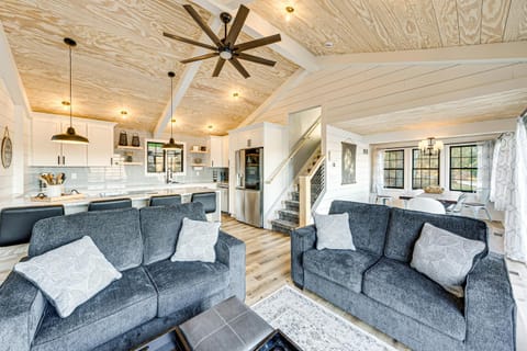 Canoes and Dock Waterfront Retreat on Lake Beulah! House in Wisconsin