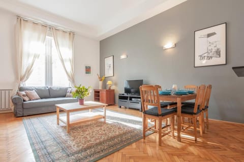 TV and multimedia, Living room, Dining area