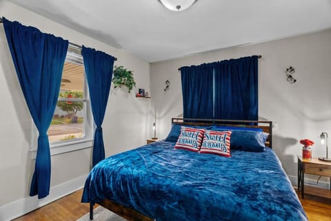 Coca Cola Cottage - Stay & Play Near Purina Farms - Dog Friendly House in Ozark Mountains