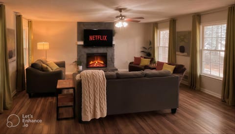 King Bed! 2 Living-rooms! Patio! BBQ Grill House in Norcross